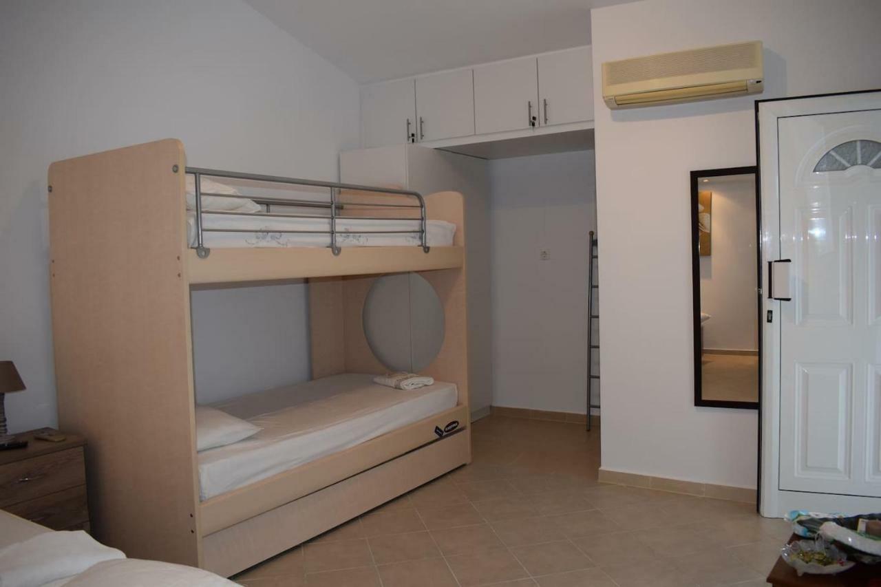 R Apartment Artemida  Bagian luar foto